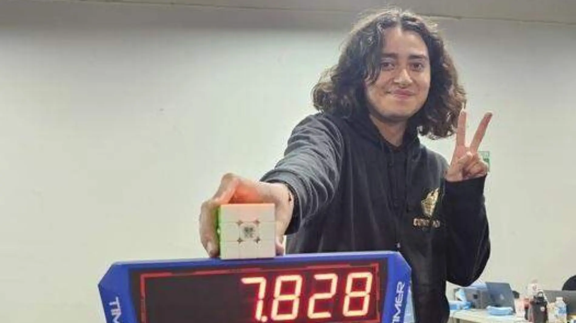 Alex Salceda Corvera resuelve cubo Rubik en 7 segundos